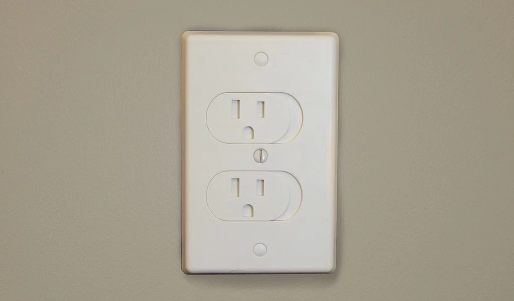 Qdos Universal Self-Closing Outlet Cover - White (3 Pack)