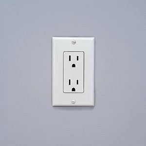 Qdos Universal Self-Closing Outlet Cover - White (3 Pack) - Image 3