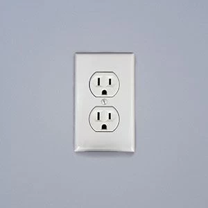 Qdos Universal Self-Closing Outlet Cover - White (3 Pack) - Image 4